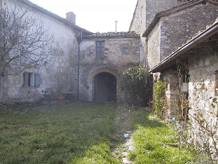 Una delle fotografie effettuate agli edifici oggetto di rilievo, vedi in alto l'immagine riassuntiva dei punti di vista delle foto